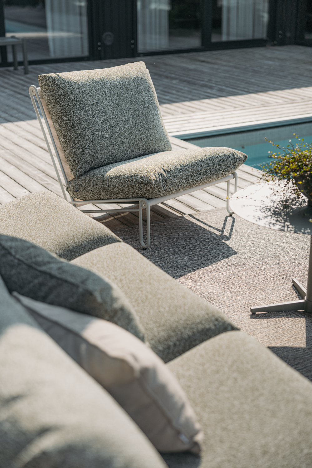 Blixt lounge chair Light Grey/Teddy Verde