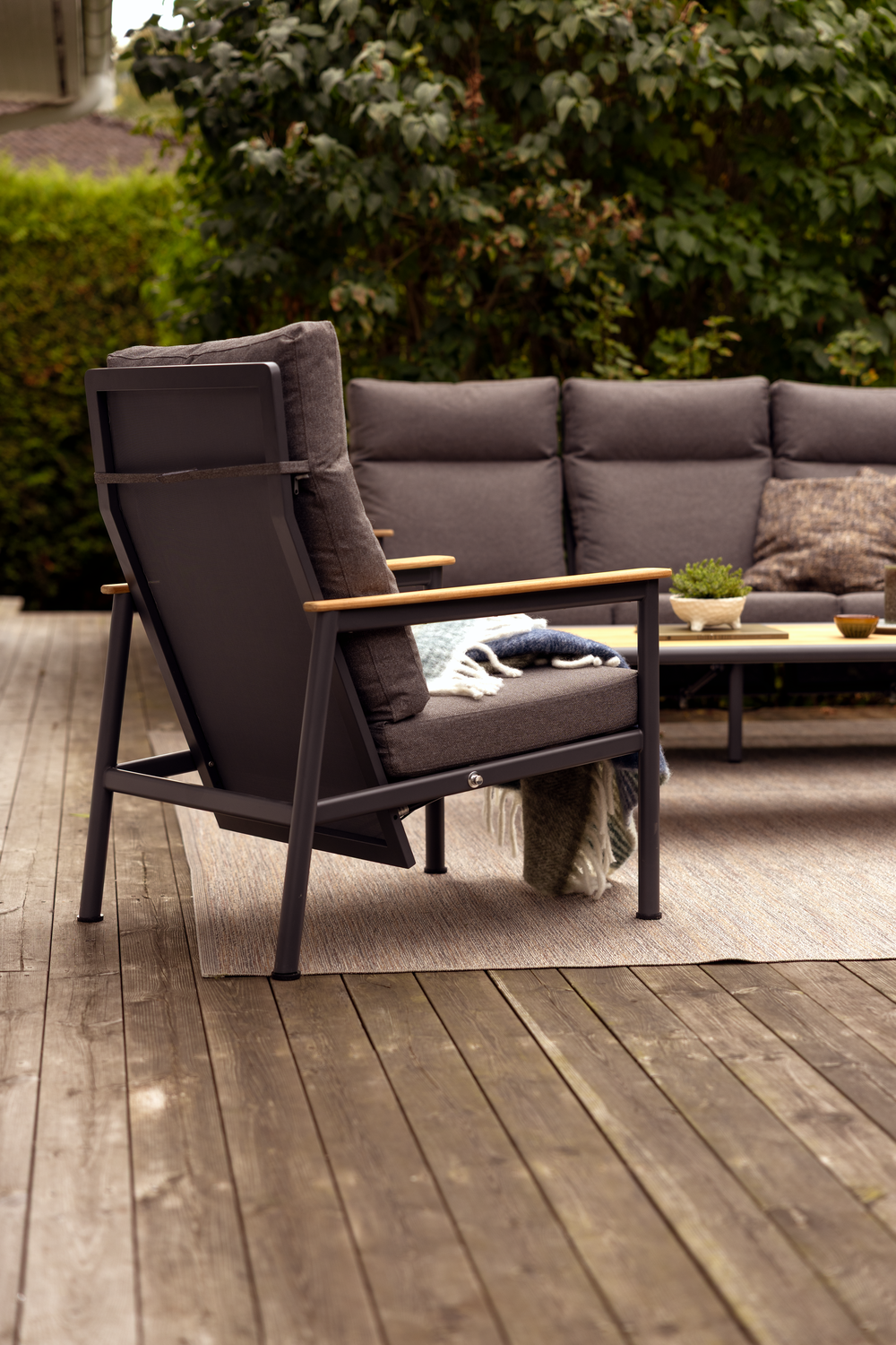 Gordon armchair Anthracite/Soft Dawn