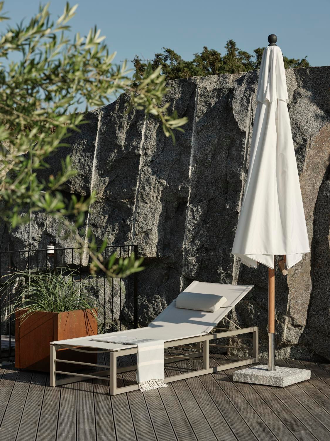 Vevi lounger Khaki/white