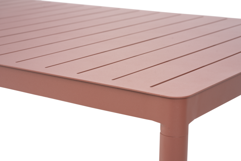 Bigby dining table Zin Red