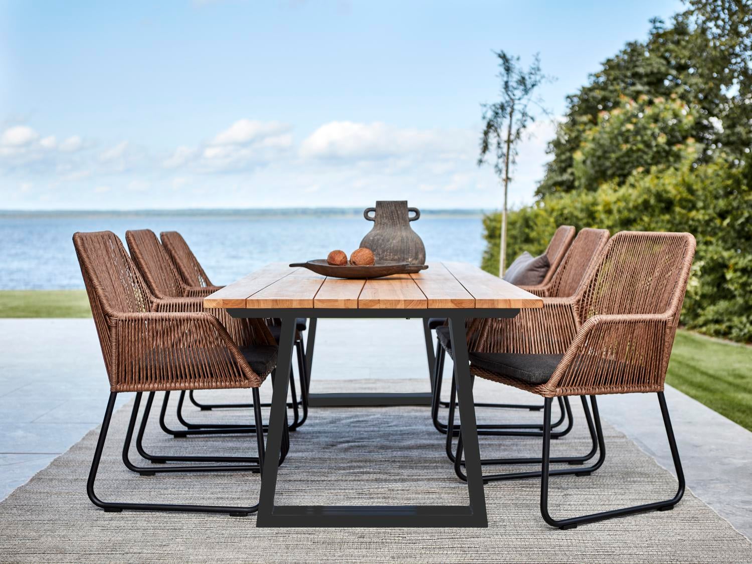 Laurion dining table Natural colored/black