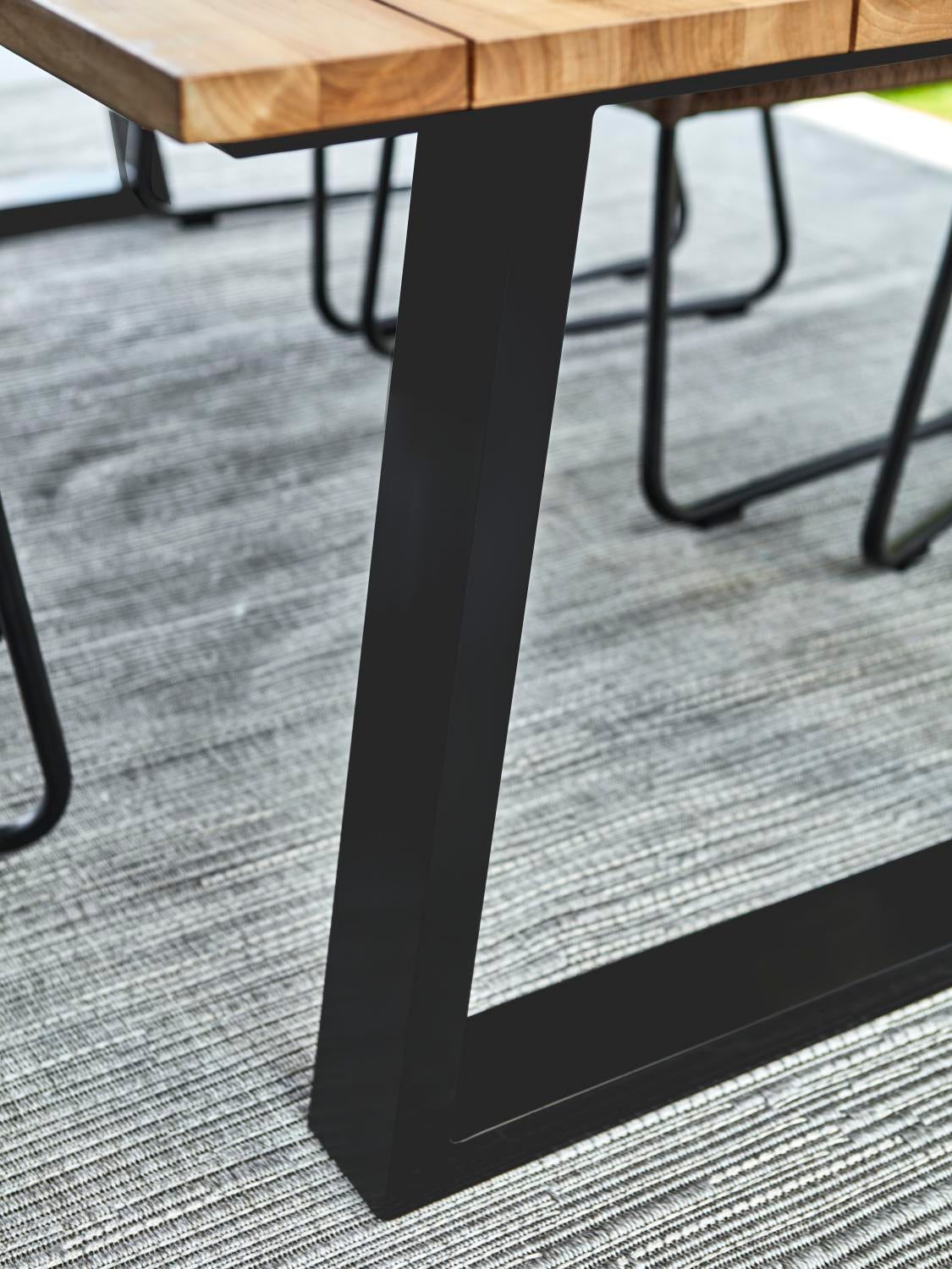 Laurion dining table Natural colored/black