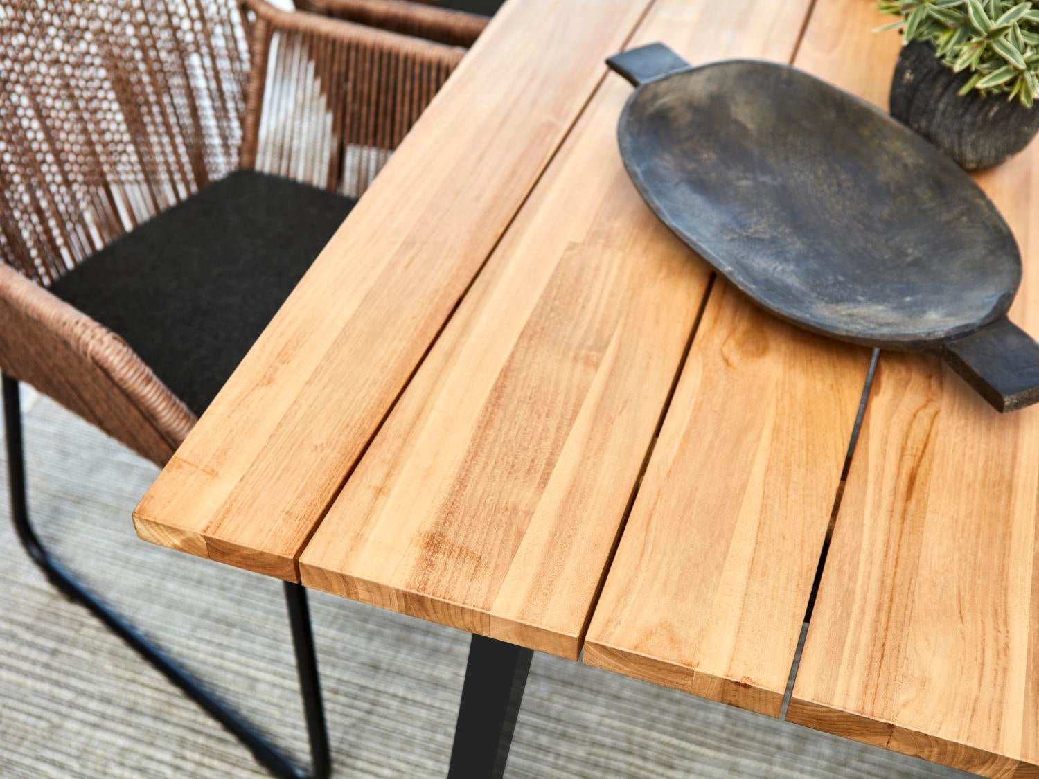 Laurion dining table Natural colored/black