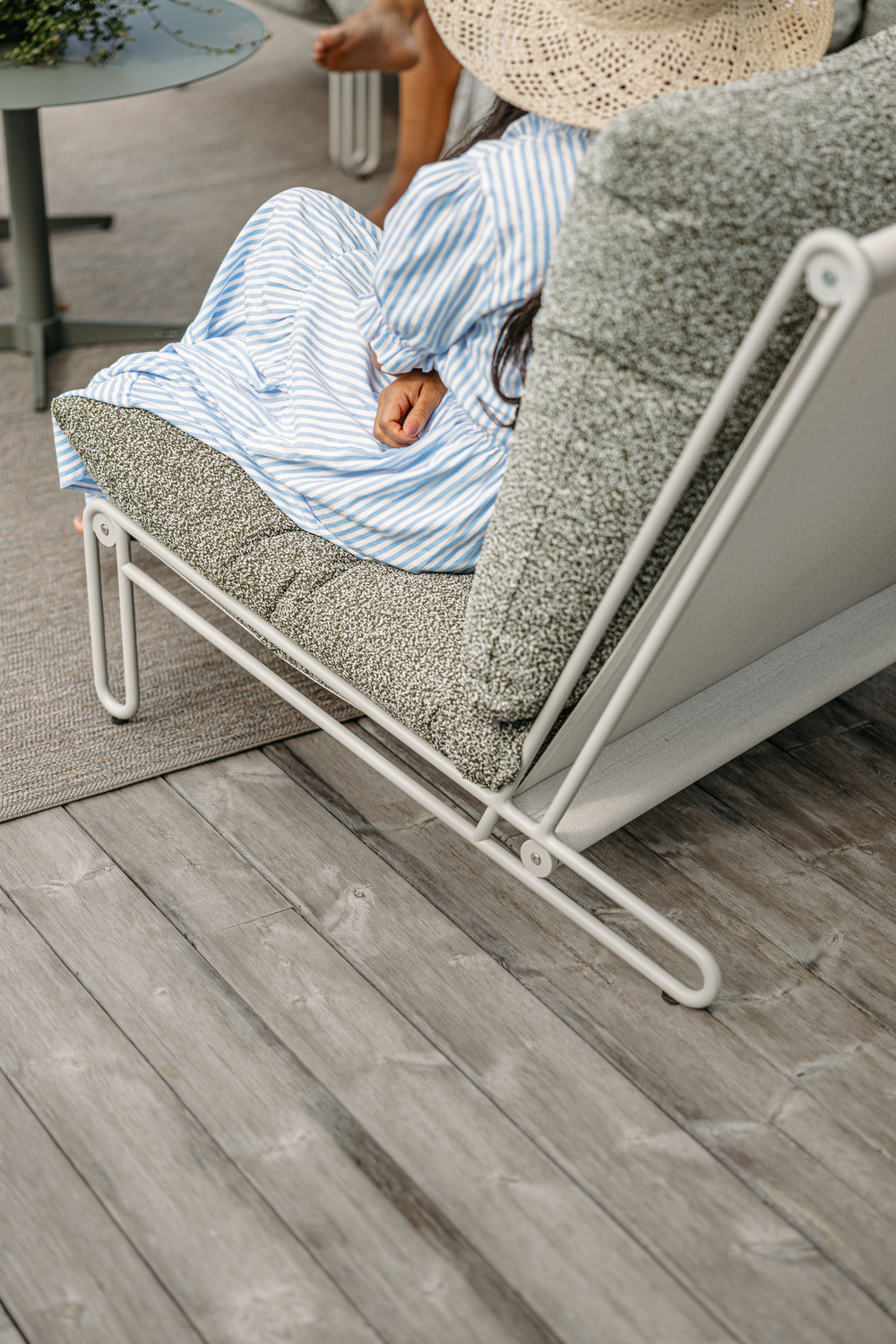 Blixt lounge chair Light Grey/Teddy Verde