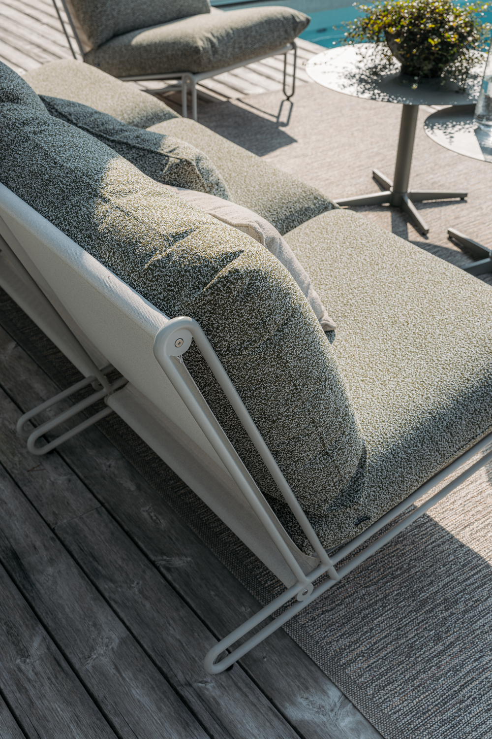 Blixt lounge chair Light Grey/Teddy Verde