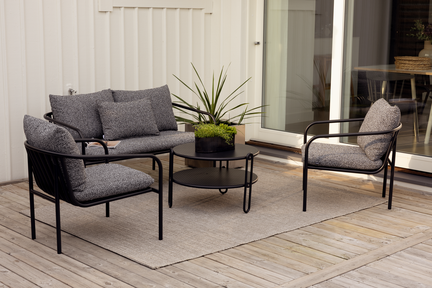 Bendt 2-seater sofa Black/Teddy Ant